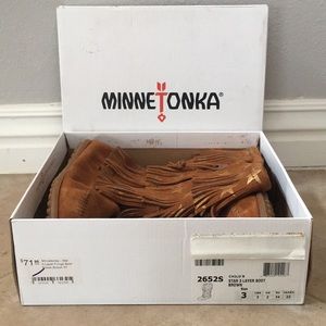 Minnetonka Star 3-layer Fringe Boot, brown